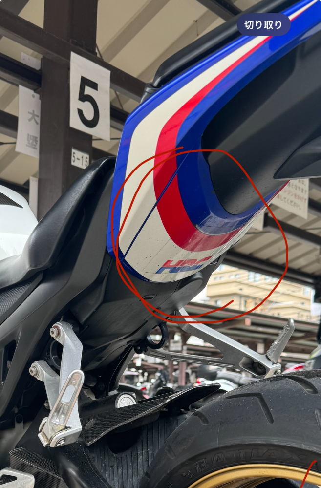 cbr1000rrのsc59前期型のシート下のカウルってどうやっ - Yahoo!知恵袋