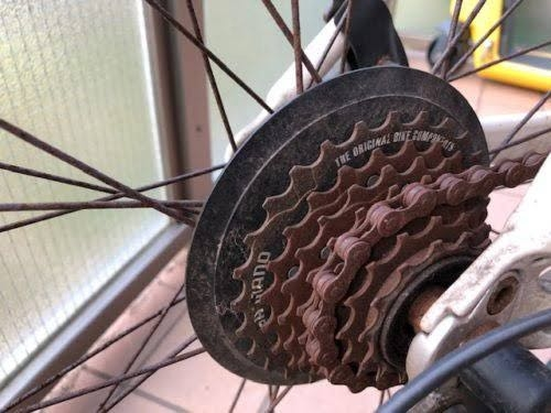 このような自転車のサビを落とすのは自転車屋さんで1000円くらい 