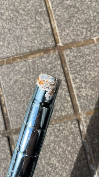 スチールラックの一部です。茶色いのはサビとわかるのですが、白い物 