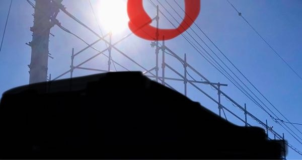 仮設足場が電線に当たっています。通信の電線ではなく電気を引き込んで 