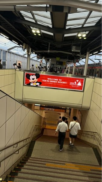 舞浜駅にあるこの掲示物って広告扱いで広告分をJRに払ってる形になるんですか？それとも案内板扱いでお金等は発生してないんですか？