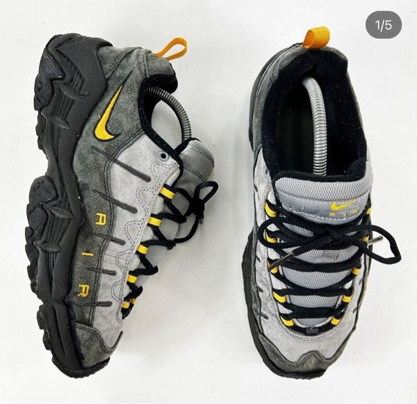 以下の画像の靴が非常に気になっております。 調べてみると、NIKE AIRPERISHというモデルで、国内未発売品かつ1998〜2000年頃のモデルのため、なかなか手に入らないようです。 こちらと似たようなデザインの靴などがあれば教えていただけますでしょうか。 NIKEといったメーカーの縛りはなく、似たようなデザインでしたら、ローカットとミドルカットがあればな、というところです。 お手数をおかけしますが、ご回答いただける方は宜しくお願い致します。