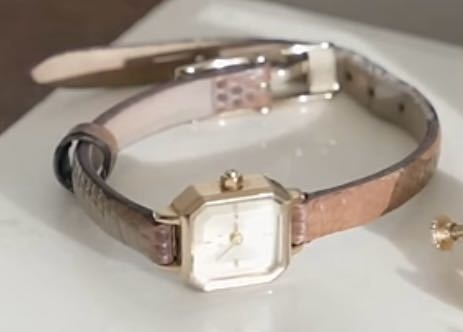 この腕時計がどちらの商品かお分かりでしたら教えてください。YouTuberのnidonesの奥さんがつけているものです。ブラウンの極細ベルトにさりげなく8角形にカットされている小ぶりの時計です。 よろしくお願いいたします。