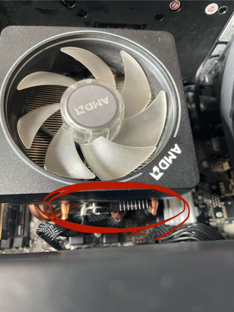 CPUクーラーの取り外し方について質問です AMDのWraith Prism coolerを取り外そうとしているのですが、写真赤丸部分のレバーがとても固くてビクともしません。 力ずくでやってもいいものなのでしょうか？