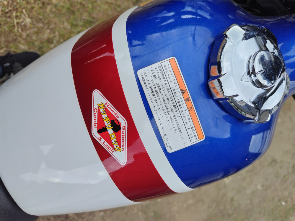 バイクのタンクに貼ってある警告シールを剥がしたいのですが、これって剥せるものなのですか？ 少し前のバイクなので、剥がしたら跡が残ったりしそうで不安です。 車種は2003年式のFTR223です。