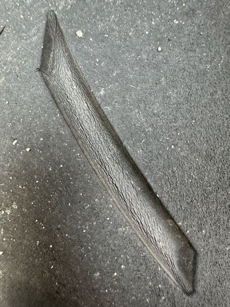 バイクのタイヤでパターンの部分にひび割れが出てきているのですが変えた方が良いですか？