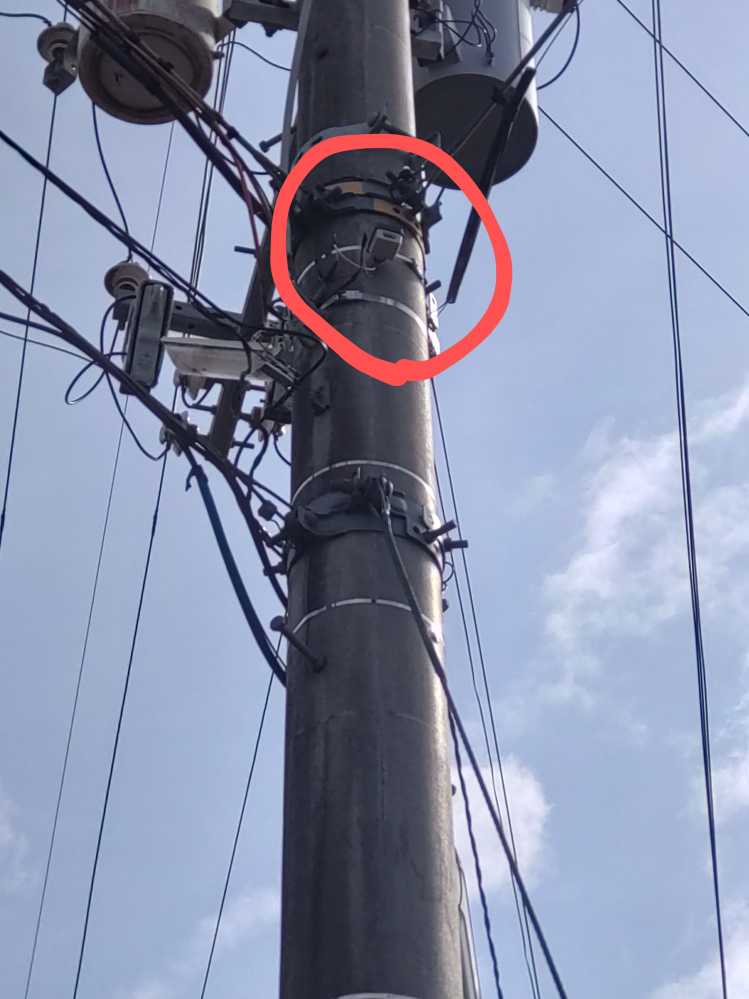 電柱について質問です。写真の赤丸で囲った機器が自宅前の電柱に私の家に向くように付いてるのですが、これが何かわかる方いらっしゃいますか?