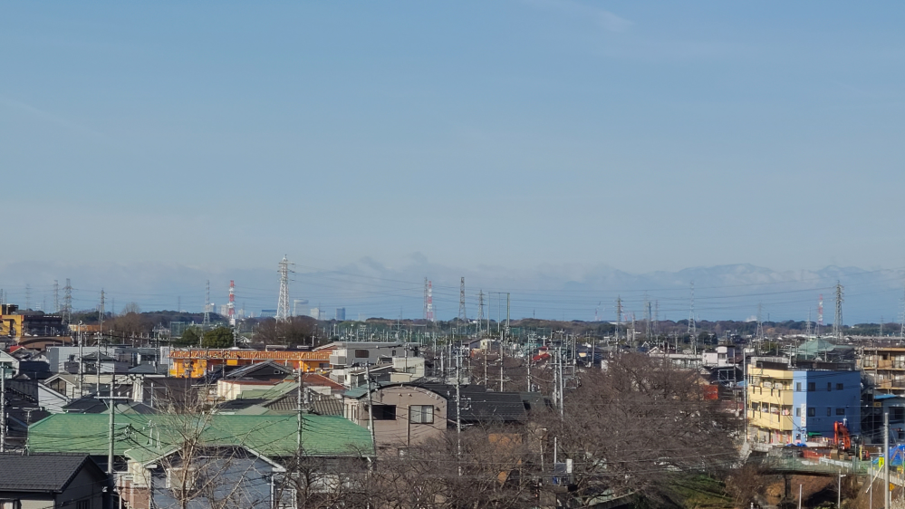 家から見える山脈について質問です。 埼玉県越谷市から、晴れたときに南西に見える山脈が何かがずっと気になっています。近くの別の場所(友達の家)から見ると、山脈の左側には富士山が同じ大きさくらいで見えます。これはどこら辺の山でしょうか？ハッキリとした写真でなく申し訳ないのですが、分かる方、ぜひ教えていただきたいです。