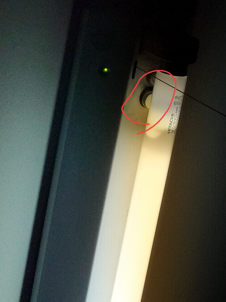 以前質問してこの赤丸のなかのやつが放電管だとわかったのですがケースというかカバーがついているものと付いていないものがあります。マンションの階段の電気です。なぜなのでしょう。また、違いはありますか？