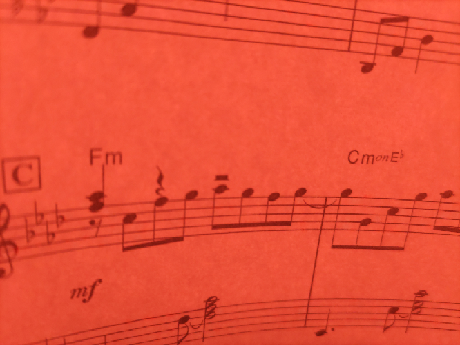 この音楽記号はなんですか？（ピアノ楽譜） 音符の上の四角に棒のついてるやつです。