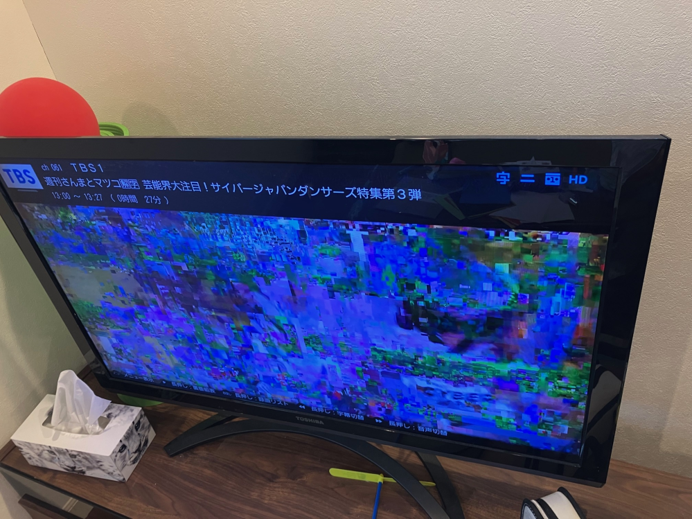 ひかりTVについての質問です。NUROを使っています。昨日からひかりTVの地デジのみの写りが悪くなりました。いわゆる砂嵐状態です。BSやCSは問題ありません。 チューナーの問題だと思うのですが、...