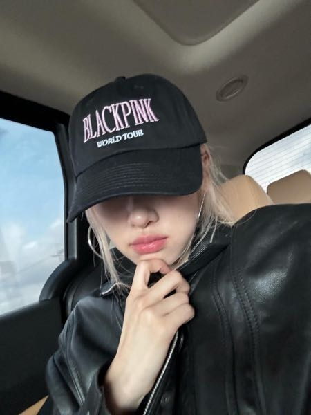 BLACKPINKのロゼちゃんがインスタでこの画像をあげていたのですが、この帽子はどこで買えますか？？ 探しても見つからず、関係者しか貰えない非売品なのでしょうか？