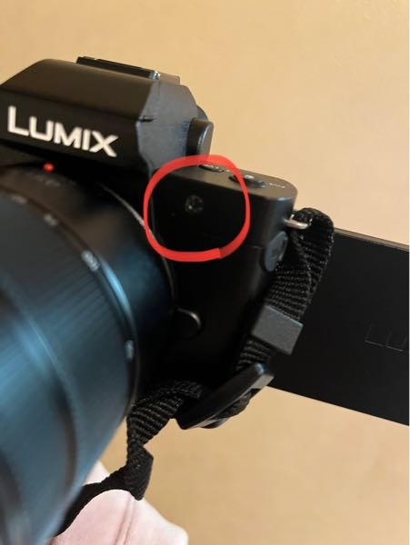 カメラに詳しい方教えてください！ 今日LUMIX g 100d を購入しました！ スポーツ観戦で使うのですがフラッシュ禁止です。 フラッシュはオフにしたのですが、多分暗めのところで撮ると、ここから赤い光が出てきます。 赤い光もつかないようにするにはどうしたら良いですか？？