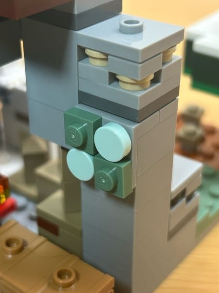 マイクラのレゴの凍った山頂を組み立てたのですが、この緑色の四角２つと薄い緑色の丸2つが付いた部分は何を再現してるのかわかる人はいますか？