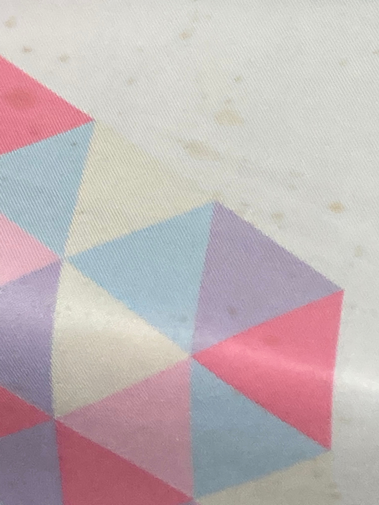 写真のようなタペストリーのシミ？汚れの落とし方教えて下さい。 中古で購入しました。