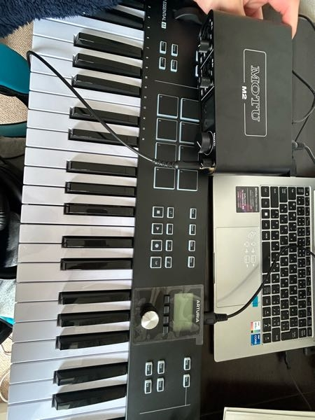 DTM初心者です。パソコン→オーディオインターフェース→MIDI