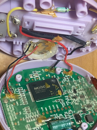 たまごっちピースの表面のカバーを開けることはできますか