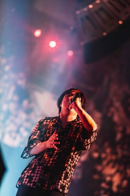 Official髭男dismのボーカル・藤原聡がライブで着用して - Yahoo!知恵袋