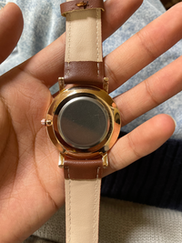 SCENEで買った腕時計が届いて使おうと思ったらうごかないのですがこれはどうやって動かすんですか？