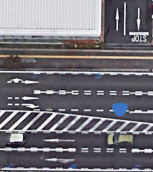 この画像の緑の車が走ってる下から2番目の車線から、画像右上のstopの隣（↑in）に入ることは可能ですか？