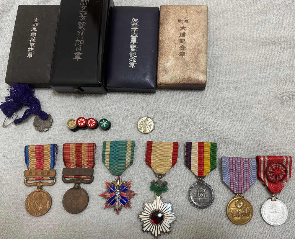 これらの勲章を付けている軍人の階級はどの位ですか？