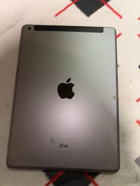 iPadのケースを購入したいのですが貰い物で機種名が分かりません。 分かる方いたら教えて頂きたいです！！