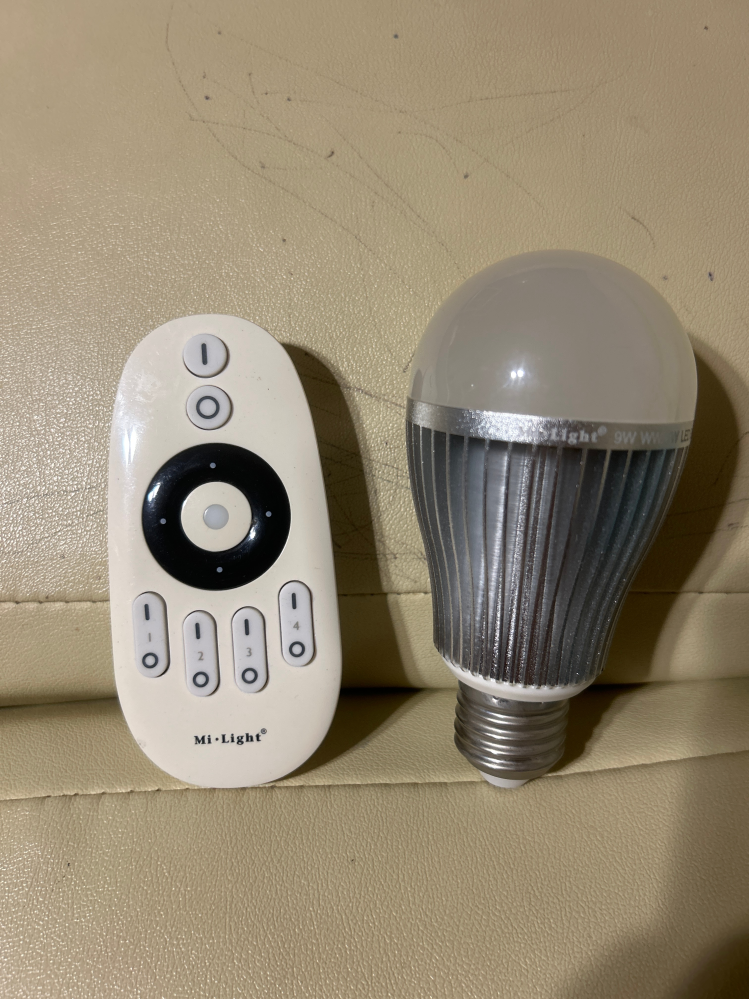 2018年にAmazonにてシーリングライトを購入して電球が切れ始めました。 電球には Mi•Light 9w ww/cw LED Bulb AC86-265v CE と記載されています。 電気屋で電球を買ったのですがリモコンで調光調色の操作が出来ません。 どの電球がリモコンで操作でるのか詳しい方助けて下さい。なるべく安値で探してます。