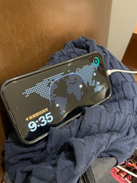 iPhoneを充電中に簡易的な世界地図のような画面に現在地の点と現在地の町名が出ます。

急に出てきたのですがこれは何でしょうか？
また変更できるのでしょうか？ 