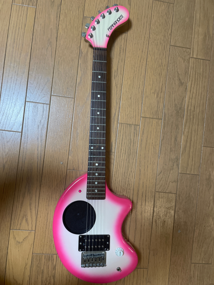 高校生になって軽音部に入ったんですけど、父親がギターを持っていて、ギターを貰ったんですがイメージとは違うギターでこれって本物？ですか？なんか丸っこくてかっこよくないです…