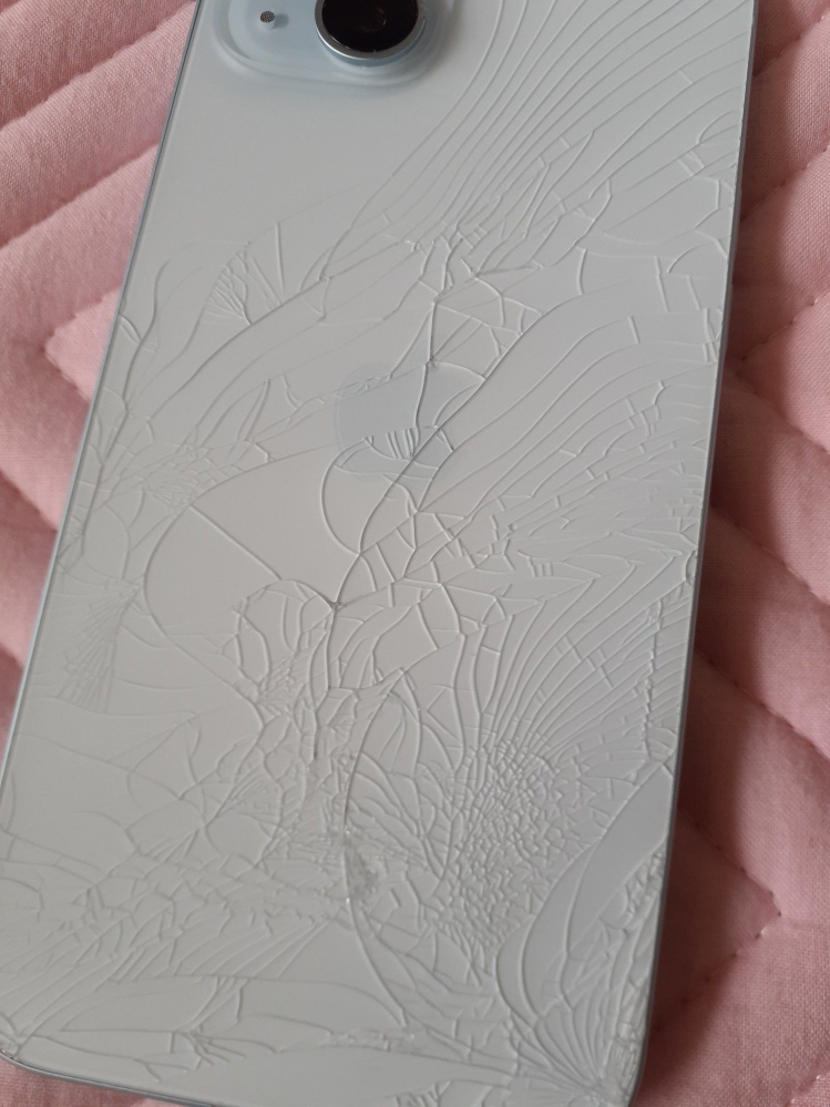 質問です。スマホの背面ガラスが割れて中の機械の部分が見えてしまう