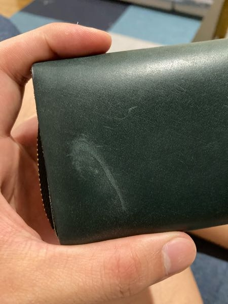 革の財布なのですが、写真のように盛大に引っ掻き傷ができてしまいまし 