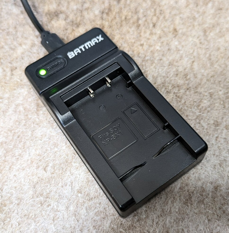 最近購入したUSB充電器(NP-BX1用) USB接続すると電池を装着してなくても緑のLEDが点灯します。 これってどういうことでしょうか？ （電池を装着してもそのまま緑が点灯） なお通販で買ったものであり取説は付いていません。