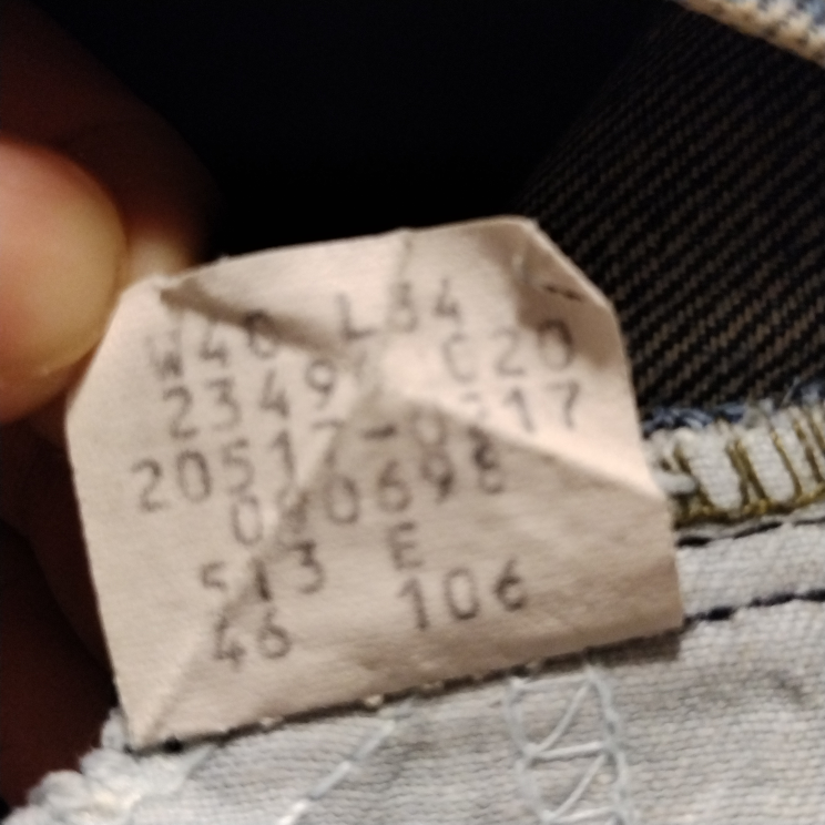 リーバイスの20517の年代の見分け方がわからないのでこの写真で誰か