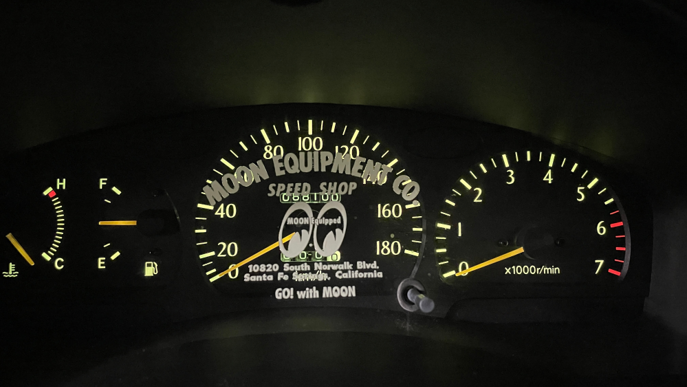 メーターに切り文字ステッカーを貼ってます、これは車検通りますかね 