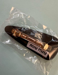 至急お願いします。miumiuのこのヘアピンは偽物ですか？ 