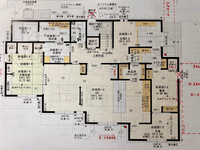 間取についてアドバイスをお願いします。 添付の間取り図で北側(上部)中央の階段下に外から出し入れ出来る物入を予定していましたが、ドアが勝手口仕様のドアしか付けられないと言うので別途物置を買う事にして取りやめました。
取り止めに伴って階段下物入(1)(2)トイレ・玄関ホール等の間取の変更をどの様にしたら良いか？何かアイディアが有りましたら宜しくお願いします。