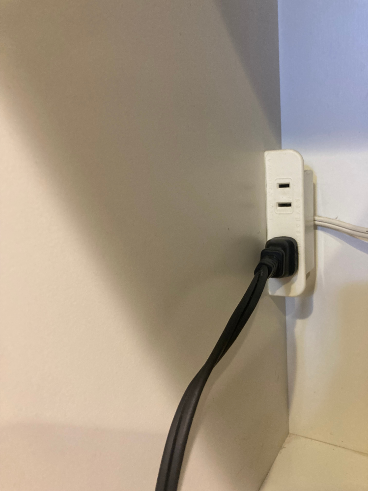 食器棚についているコンセントの故障修理について。経年劣化で差し込