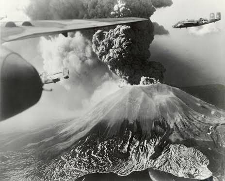 第二次世界大戦当時、イタリアのベズビオ火山が噴火しましたけど、その時戦争に影響はあったんですか？ かなり大規模な噴火みたいですが、イタリア全軍問題なかったのでしょうか？？ 唯一知ってるのは、この噴火でケーブルカーが運行中止になったぐらいしか、分からんのだが……ポンペイ崩壊時よりも、エネルギー強かったのか？？？ あと、もし質問と関係ないコメントした奴は、粛清するわよ！！！！