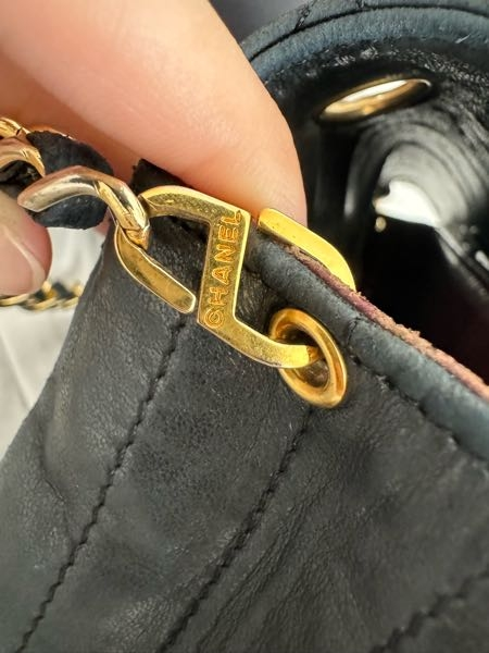 CHANELミニマトラッセショルダーバッグ片方だけチェーンが穴に 