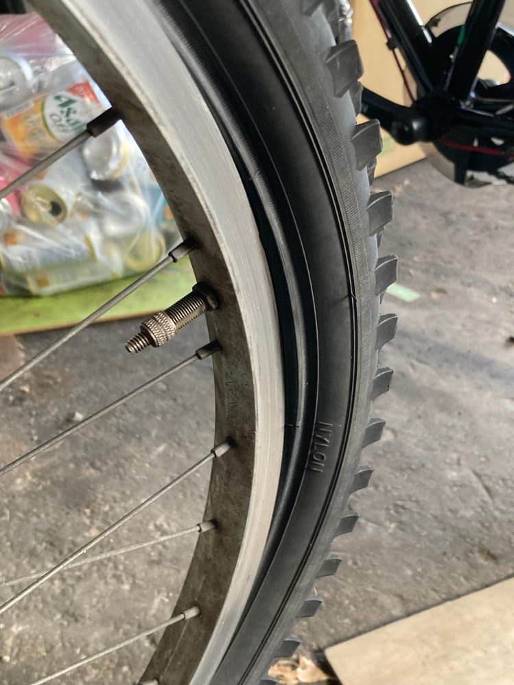 自転車のタイヤがリムから外れます。空気が抜けた状態でタイヤをリムに 