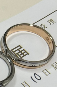 めちゃくちゃ見にくいですが、この結婚指輪がどこのブランドか分かりますか？
デザインはコンビで、裏をよく見ると刻印があります
かなり分かりづらいですが…よろしくお願いいたしますm(_ _)m 