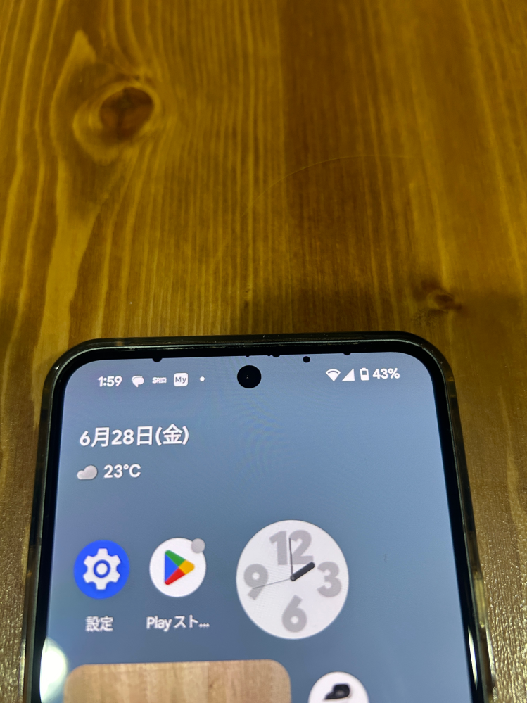 Google Pixel 8本体のみ上部画面黒丸あり 携帯の画面について質問です。Googlepixel8です。上の方に黒の丸が