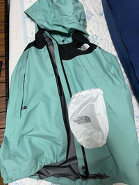 TheNorthFaceのクライムライトジャケットって付属のこんな小さい TheNorthFaceのクライムライトジャケットって付属のこんな小さい