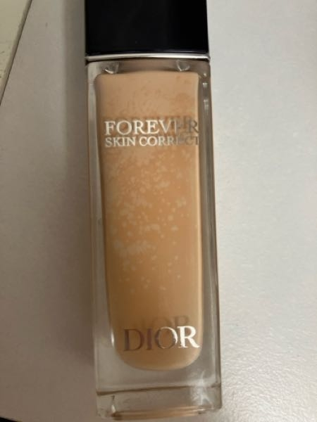Diorのコンシーラーを買って2ヶ月ぐらい経ったんですけどこの点々なん 