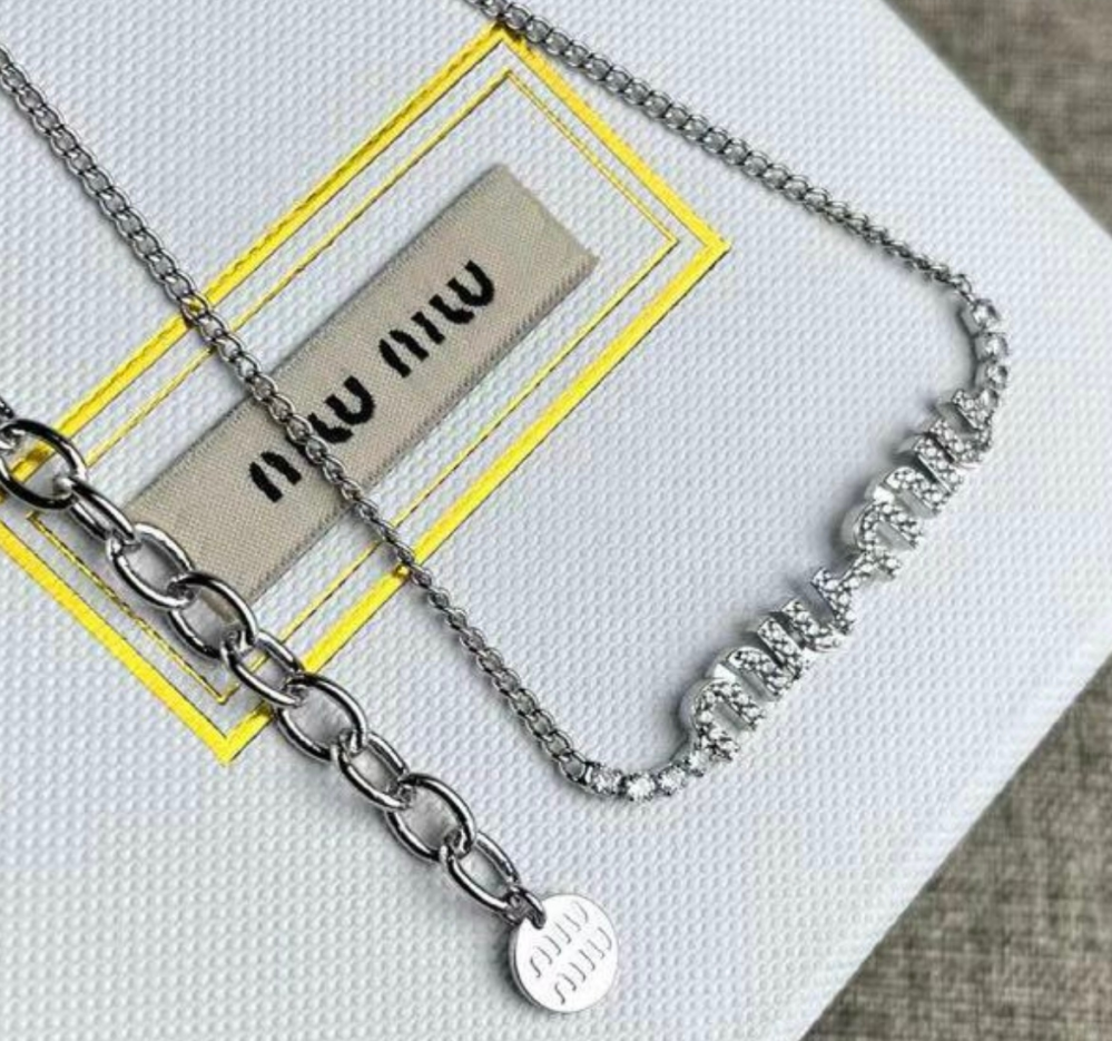 miumiuにて購入したいネックレスがあるのですが公式のオンラインサイト
