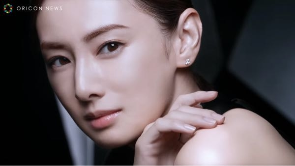 北川景子さんがONEBYKOSÉの去年のCMで着用しているピアス