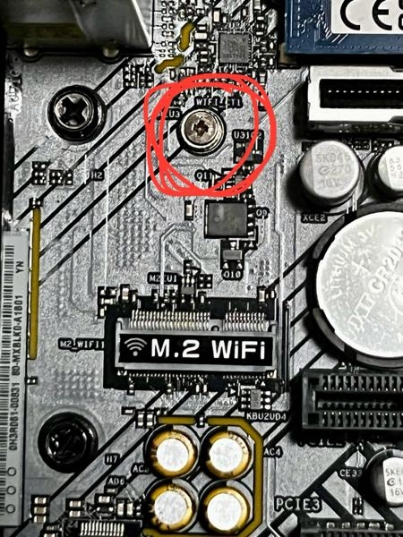 マザーボードにWi-Fiカードをつけたいのですが、写真の赤い丸で囲った部分のネジが外れません。 ケースの端っこの部分なので力も入れにくく、困っています。 できるだけお金のかからない方法で外したいのですが、何か良い方法はないでしょうか？