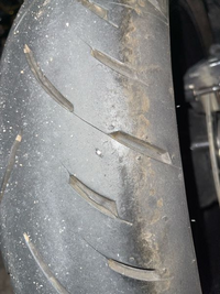 バイクの後輪タイヤなんですが、これ釘みたいなの刺さってます