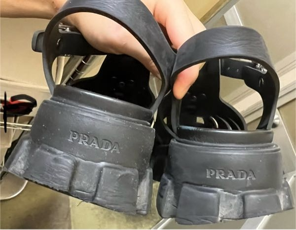 PRADAのラバーサンダル？って溶けますか？1年くらい履いてて最