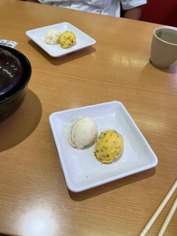 スシローの気まぐれダブルアイスで出てきたやつ(写真)の味がよくわかりませんでした。 教えてください。 写真の質悪くてすみません！